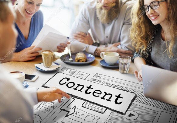 Artisan préparant le contenu de son futur site internet sur un bureau