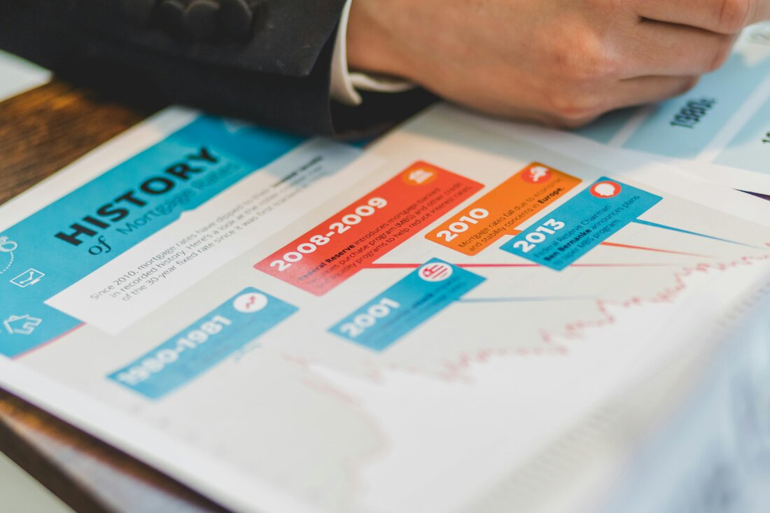 Graphiste travaillant sur la mise en page de supports imprimés