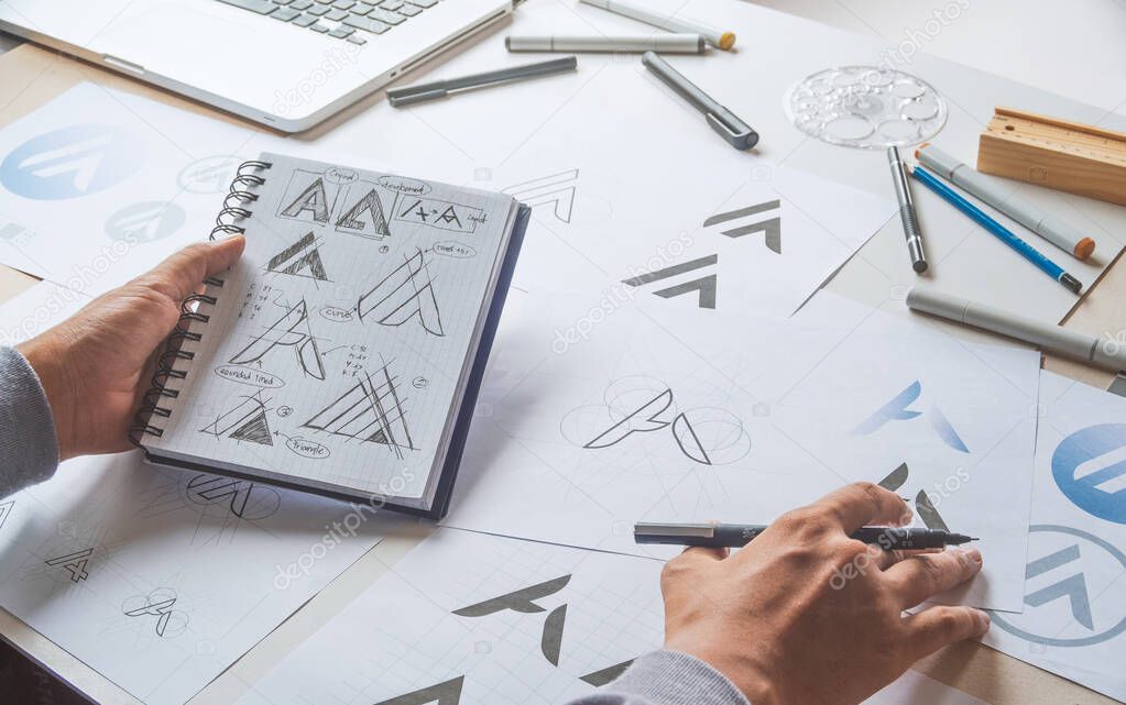 Croquis de logo en cours de création sur un carnet